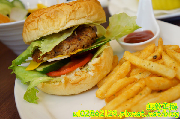 愛咖客咖啡館：【台南-東區】拉拉熊x黑心咖啡..奏會來吃早午餐吧~打卡送布蕾!~《愛咖客咖啡館》