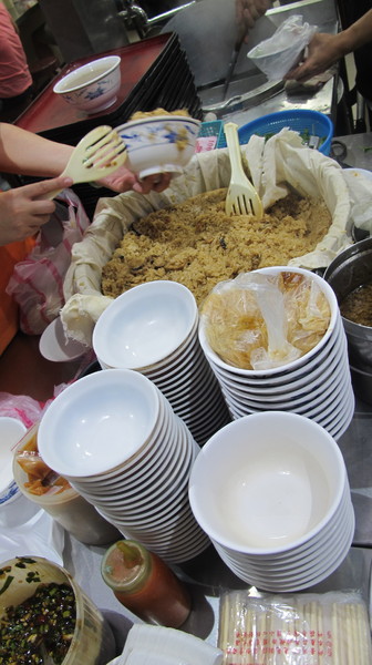 雙管四神湯:(胖樺食記)景美雙管四神湯油飯麵線鮮蚵各有特色且份量十足。銅板美食值得一試。