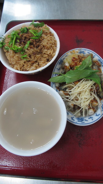 雙管四神湯:(胖樺食記)景美雙管四神湯油飯麵線鮮蚵各有特色且份量十足。銅板美食值得一試。