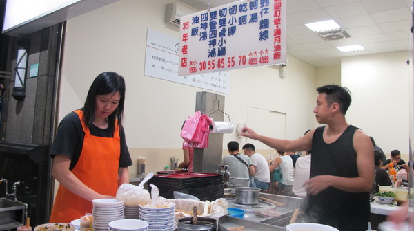 雙管四神湯:(胖樺食記)景美雙管四神湯油飯麵線鮮蚵各有特色且份量十足。銅板美食值得一試。