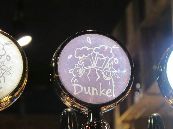 Me Meat Beer 窯烤餐酒館:(胖樺食記)台北市八德路Me Meat Beer 窯烤餐酒館。多款啤酒香醇濃郁適合放鬆小酌。