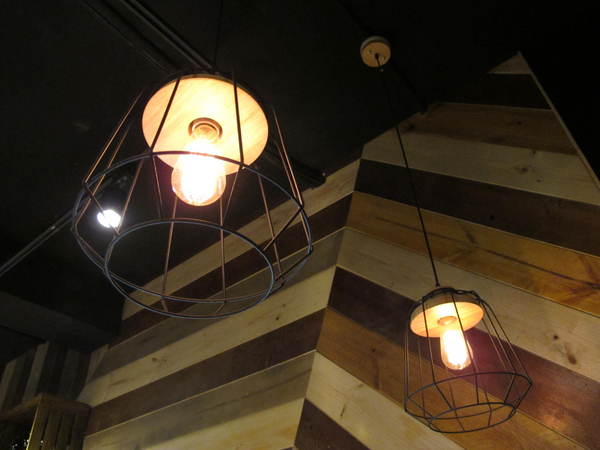 Me Meat Beer 窯烤餐酒館:(胖樺食記)台北市八德路Me Meat Beer 窯烤餐酒館。多款啤酒香醇濃郁適合放鬆小酌。