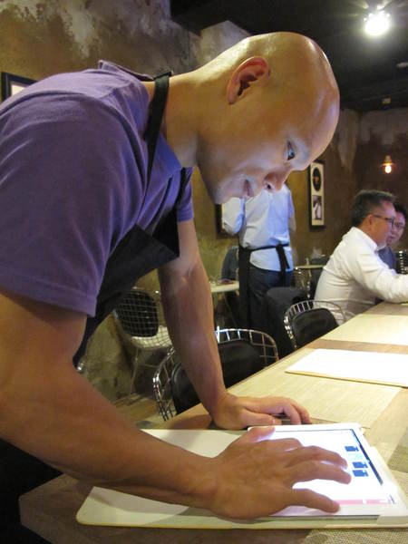 Me Meat Beer 窯烤餐酒館:(胖樺食記)台北市八德路Me Meat Beer 窯烤餐酒館。多款啤酒香醇濃郁適合放鬆小酌。