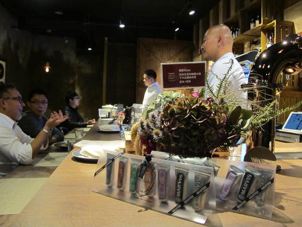 Me Meat Beer 窯烤餐酒館:(胖樺食記)台北市八德路Me Meat Beer 窯烤餐酒館。多款啤酒香醇濃郁適合放鬆小酌。