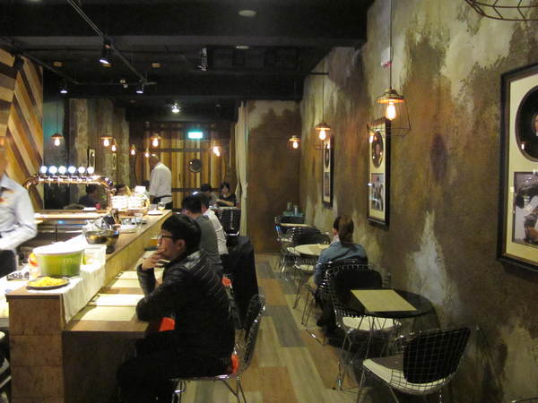 Me Meat Beer 窯烤餐酒館:(胖樺食記)台北市八德路Me Meat Beer 窯烤餐酒館。多款啤酒香醇濃郁適合放鬆小酌。