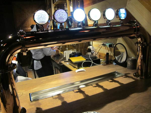 Me Meat Beer 窯烤餐酒館:(胖樺食記)台北市八德路Me Meat Beer 窯烤餐酒館。多款啤酒香醇濃郁適合放鬆小酌。