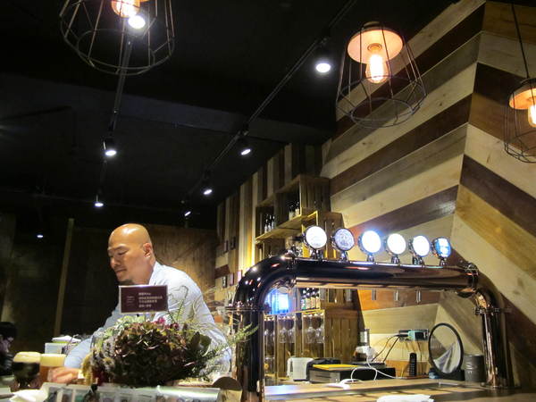 Me Meat Beer 窯烤餐酒館:(胖樺食記)台北市八德路Me Meat Beer 窯烤餐酒館。多款啤酒香醇濃郁適合放鬆小酌。