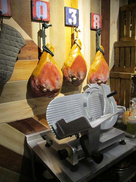 Me Meat Beer 窯烤餐酒館:(胖樺食記)台北市八德路Me Meat Beer 窯烤餐酒館。多款啤酒香醇濃郁適合放鬆小酌。