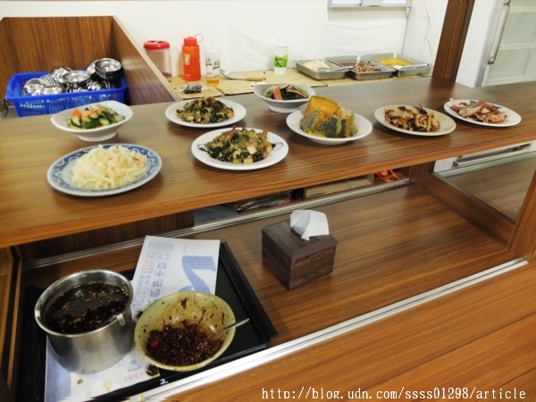 蔡家麵館:【美食特搜。屏東市】蔡家麵館。屏東一絕的大碗公熗鍋麵 份量多料豐富 用餐時段搶破頭的人氣麵店