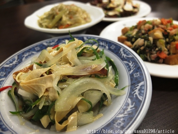 蔡家麵館:【美食特搜。屏東市】蔡家麵館。屏東一絕的大碗公熗鍋麵 份量多料豐富 用餐時段搶破頭的人氣麵店