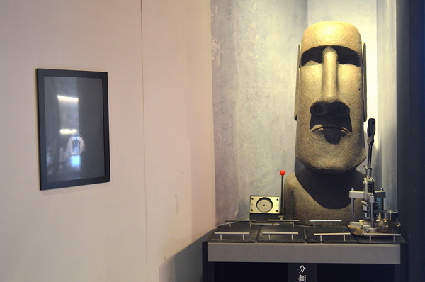 TAKE OUT burger & cafe： W小姐旅行畫報/ 台北｜食記 Take Out工業風美式餐廳 一手吃美味蟹堡 一手喝精釀啤酒 手工創意漢堡 酥炸軟殼蟹整隻漢堡包