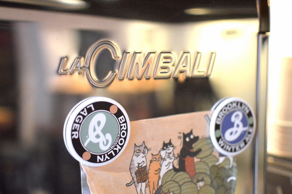 TAKE OUT burger & cafe： W小姐旅行畫報/ 台北｜食記 Take Out工業風美式餐廳 一手吃美味蟹堡 一手喝精釀啤酒 手工創意漢堡 酥炸軟殼蟹整隻漢堡包