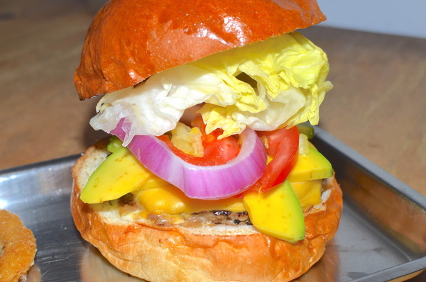 TAKE OUT burger & cafe： W小姐旅行畫報/ 台北｜食記 Take Out工業風美式餐廳 一手吃美味蟹堡 一手喝精釀啤酒 手工創意漢堡 酥炸軟殼蟹整隻漢堡包