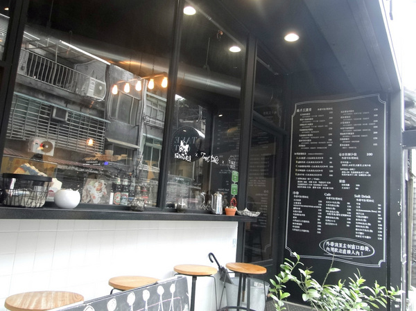 TAKE OUT burger & cafe： W小姐旅行畫報/ 台北｜食記 Take Out工業風美式餐廳 一手吃美味蟹堡 一手喝精釀啤酒 手工創意漢堡 酥炸軟殼蟹整隻漢堡包