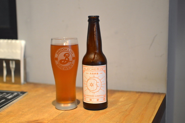 TAKE OUT burger & cafe： W小姐旅行畫報/ 台北｜食記 Take Out工業風美式餐廳 一手吃美味蟹堡 一手喝精釀啤酒 手工創意漢堡 酥炸軟殼蟹整隻漢堡包