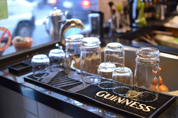 TAKE OUT burger & cafe： W小姐旅行畫報/ 台北｜食記 Take Out工業風美式餐廳 一手吃美味蟹堡 一手喝精釀啤酒 手工創意漢堡 酥炸軟殼蟹整隻漢堡包