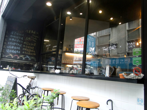 TAKE OUT burger & cafe： W小姐旅行畫報/ 台北｜食記 Take Out工業風美式餐廳 一手吃美味蟹堡 一手喝精釀啤酒 手工創意漢堡 酥炸軟殼蟹整隻漢堡包