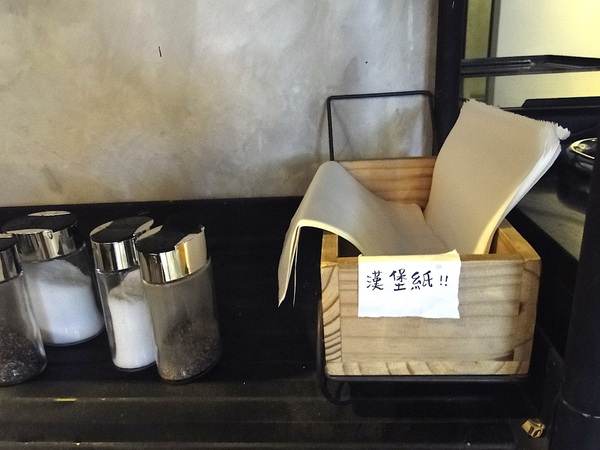 TAKE OUT burger & cafe： W小姐旅行畫報/ 台北｜食記 Take Out工業風美式餐廳 一手吃美味蟹堡 一手喝精釀啤酒 手工創意漢堡 酥炸軟殼蟹整隻漢堡包