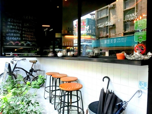 TAKE OUT burger & cafe：TAKE OUT 美式餐廳