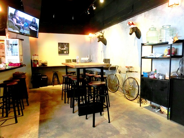 TAKE OUT burger & cafe：TAKE OUT 美式餐廳