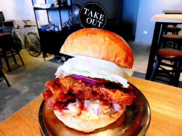 TAKE OUT burger & cafe：TAKE OUT 美式餐廳