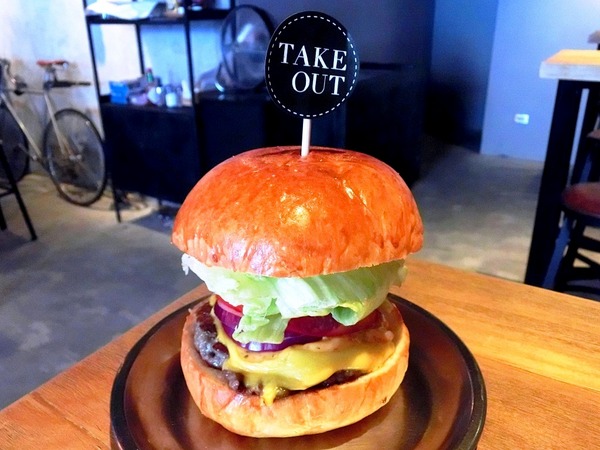 TAKE OUT burger & cafe：TAKE OUT 美式餐廳