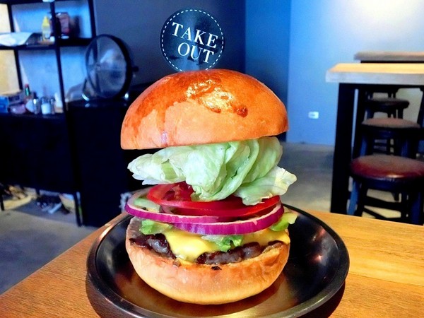 TAKE OUT burger & cafe：TAKE OUT 美式餐廳