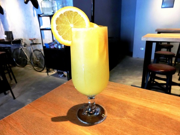 TAKE OUT burger & cafe：TAKE OUT 美式餐廳