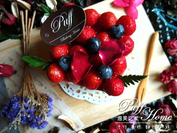 泡芙之家：〖台中│美食〗泡芙之家 ❤ 不只是泡芙，就連生日蛋糕也超吸睛~~冬季限定超人氣草莓蛋糕，華麗登場!!還有造型客製化蛋糕的服務唷!!