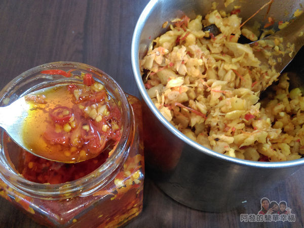 卜記專業麵線09-桌上的辣菜脯與蒜頭辣椒