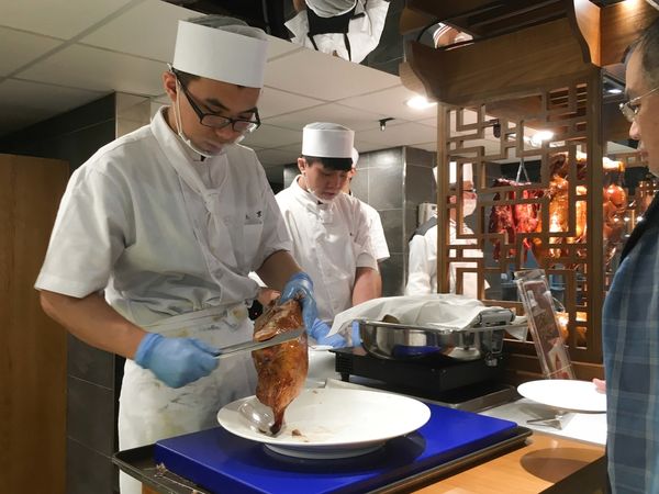 【台北港式】【北捷小巨蛋站】潮坊港式飲茶-貴參參港點隨你拿隨你吃到飽．燒賣/飲茶/點心/微風南京美食