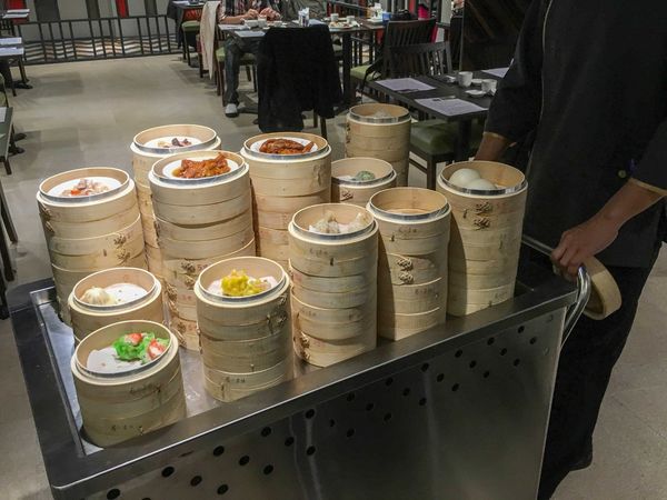 【台北港式】【北捷小巨蛋站】潮坊港式飲茶-CP值超高!!貴參參港點隨你拿隨你吃到飽．燒賣/飲茶/點心/微風南京美食