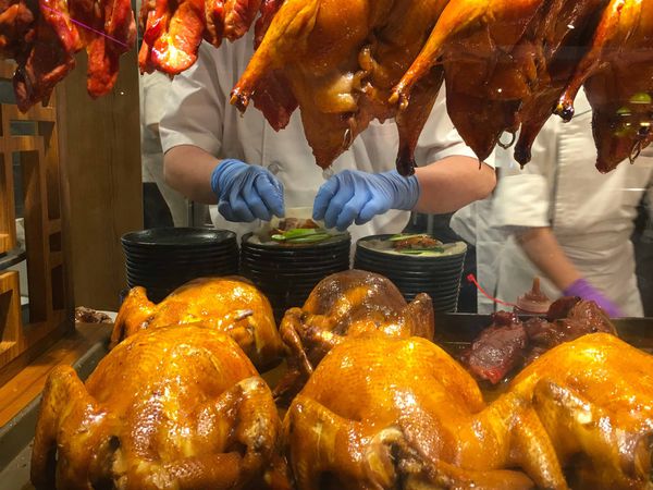 【台北港式】【北捷小巨蛋站】潮坊港式飲茶-CP值超高!!貴參參港點隨你拿隨你吃到飽．燒賣/飲茶/點心/微風南京美食