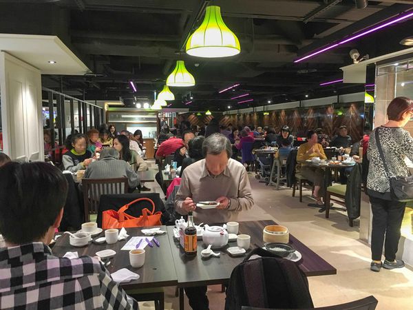 【台北港式】【北捷小巨蛋站】潮坊港式飲茶-貴參參港點隨你拿隨你吃到飽．燒賣/飲茶/點心/微風南京美食