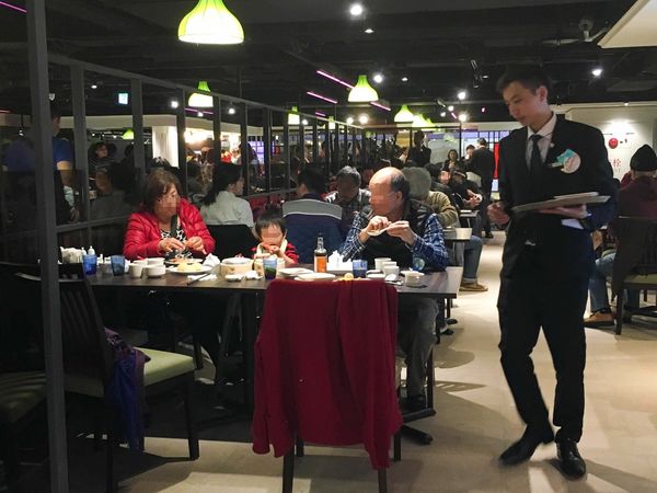 【台北港式】【北捷小巨蛋站】潮坊港式飲茶-貴參參港點隨你拿隨你吃到飽．燒賣/飲茶/點心/微風南京美食