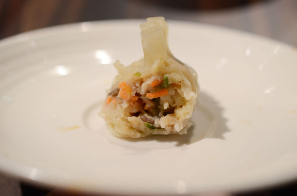 【台北港式】【北捷小巨蛋站】潮坊港式飲茶-貴參參港點隨你拿隨你吃到飽．燒賣/飲茶/點心/微風南京美食