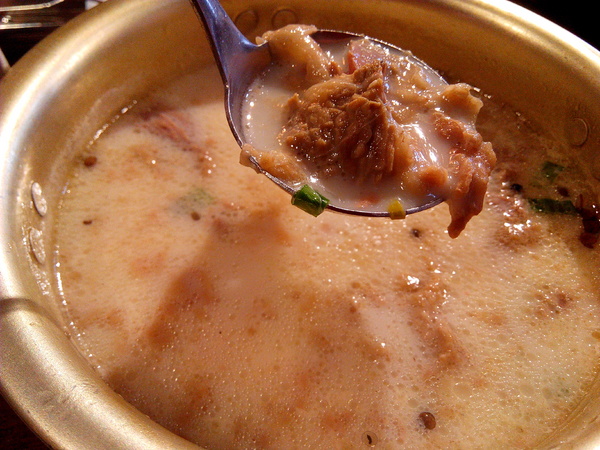 燒出名堂:【東區】燒出名堂。位於夢時代對面,提供專業貼心桌邊燒烤服務的韓國烤肉