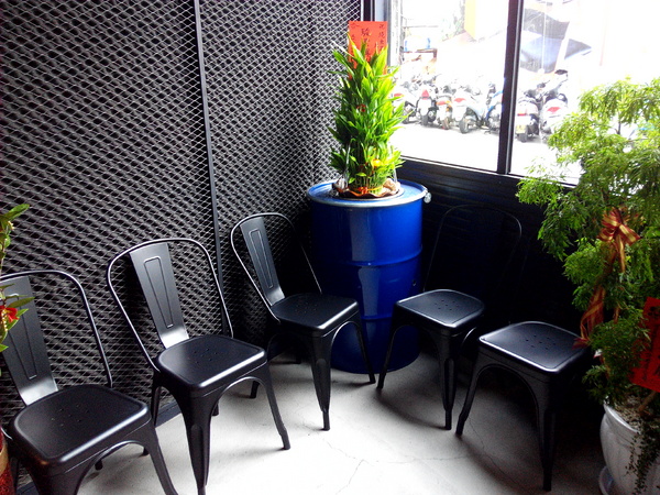 燒出名堂:【東區】燒出名堂。位於夢時代對面,提供專業貼心桌邊燒烤服務的韓國烤肉