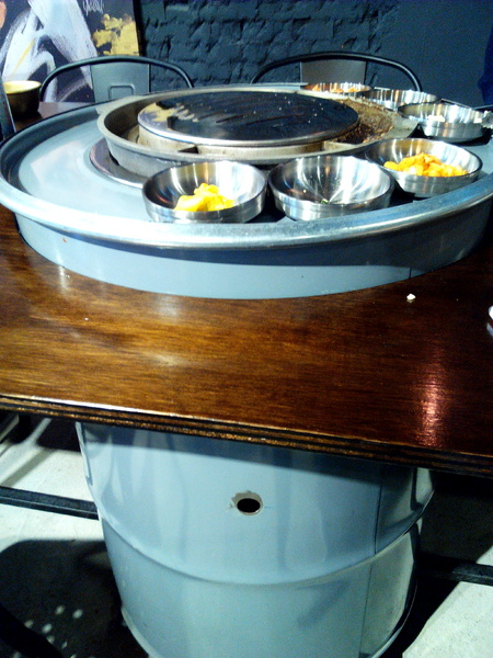 燒出名堂:【東區】燒出名堂。位於夢時代對面,提供專業貼心桌邊燒烤服務的韓國烤肉