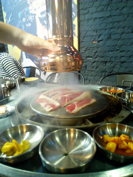 燒出名堂:【東區】燒出名堂。位於夢時代對面,提供專業貼心桌邊燒烤服務的韓國烤肉