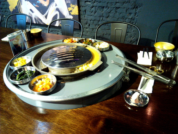 燒出名堂:【東區】燒出名堂。位於夢時代對面,提供專業貼心桌邊燒烤服務的韓國烤肉