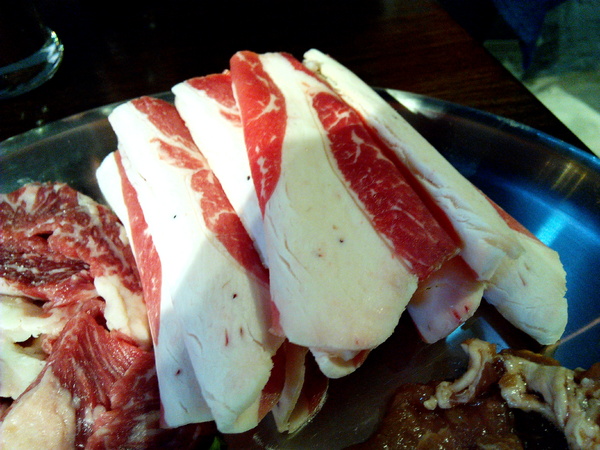 燒出名堂:【東區】燒出名堂。位於夢時代對面,提供專業貼心桌邊燒烤服務的韓國烤肉