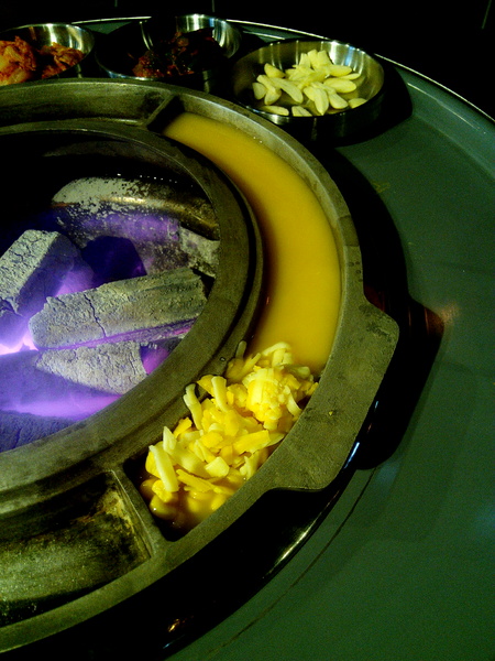 燒出名堂:【東區】燒出名堂。位於夢時代對面,提供專業貼心桌邊燒烤服務的韓國烤肉