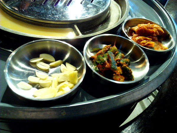 燒出名堂:【東區】燒出名堂。位於夢時代對面,提供專業貼心桌邊燒烤服務的韓國烤肉