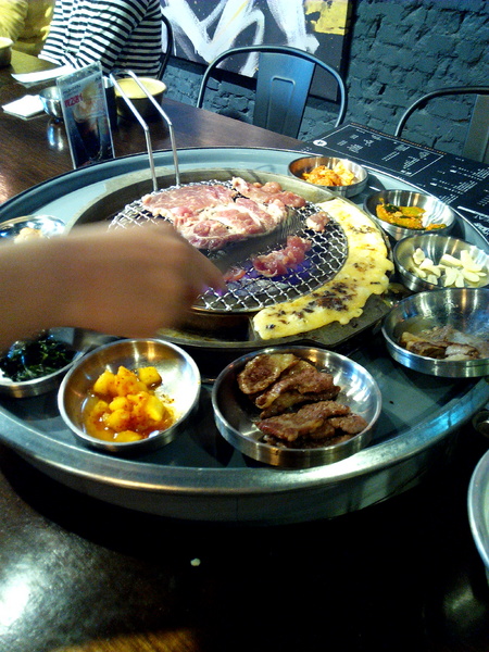 燒出名堂:【東區】燒出名堂。位於夢時代對面,提供專業貼心桌邊燒烤服務的韓國烤肉