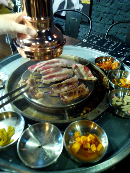 燒出名堂:【東區】燒出名堂。位於夢時代對面,提供專業貼心桌邊燒烤服務的韓國烤肉