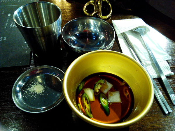 燒出名堂:【東區】燒出名堂。位於夢時代對面,提供專業貼心桌邊燒烤服務的韓國烤肉