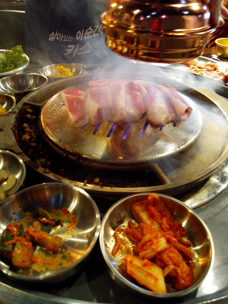 燒出名堂:【東區】燒出名堂。位於夢時代對面,提供專業貼心桌邊燒烤服務的韓國烤肉