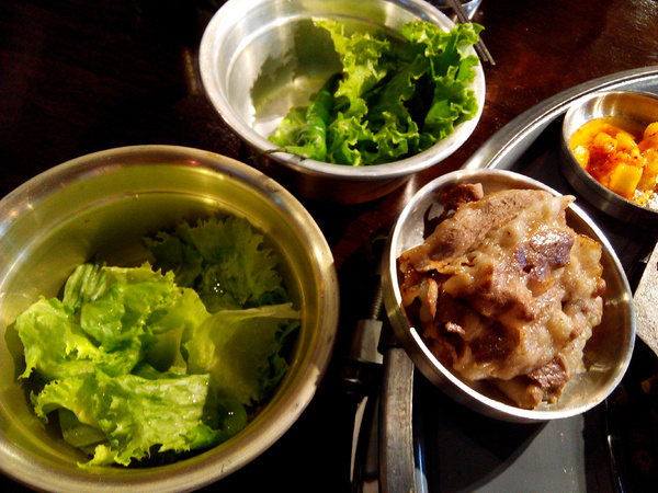 燒出名堂:【東區】燒出名堂。位於夢時代對面,提供專業貼心桌邊燒烤服務的韓國烤肉