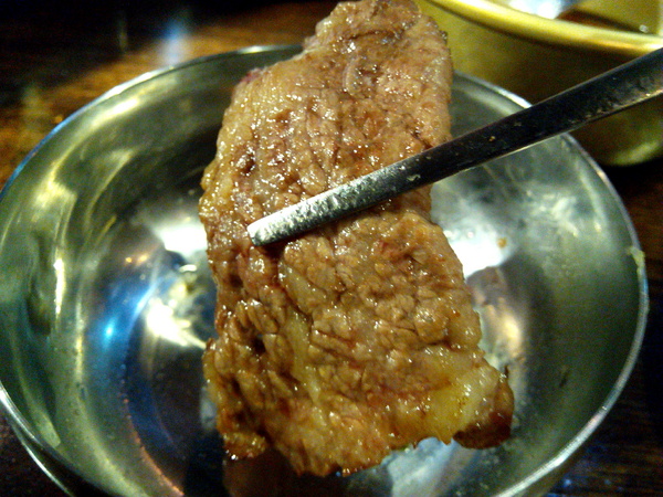 燒出名堂:【東區】燒出名堂。位於夢時代對面,提供專業貼心桌邊燒烤服務的韓國烤肉